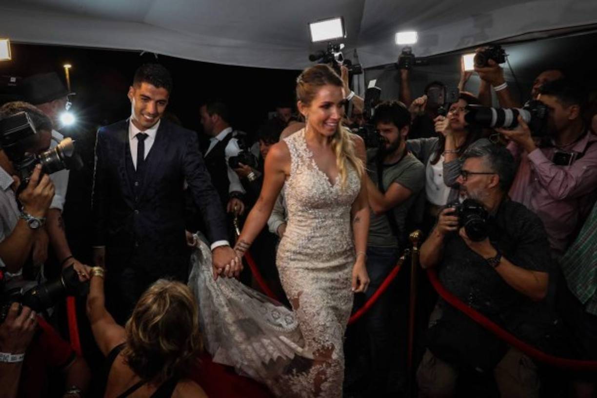 Sofía Balbi eligió dos vestidos para la fiesta, ambos de la marca española Yolancris. Luis Suárez, por su parte, llevó un traje azul de la firma italiana Dolce & Gabanna.
