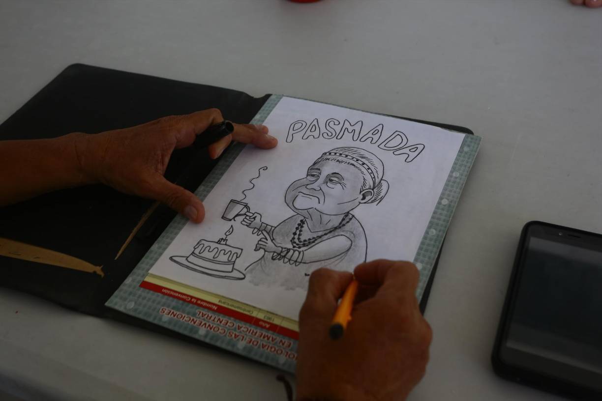 Contó que tanto a Olga como sus compañeros les gustó la caricatura, por lo que comenzaron a acercarse para pedirle que les hiciera una. Desde entonces disfruta retratar momentos divertidos de la vida cotidiana o fechas importantes como sus cumpleaños para que puedan tener un bonito recuerdo.