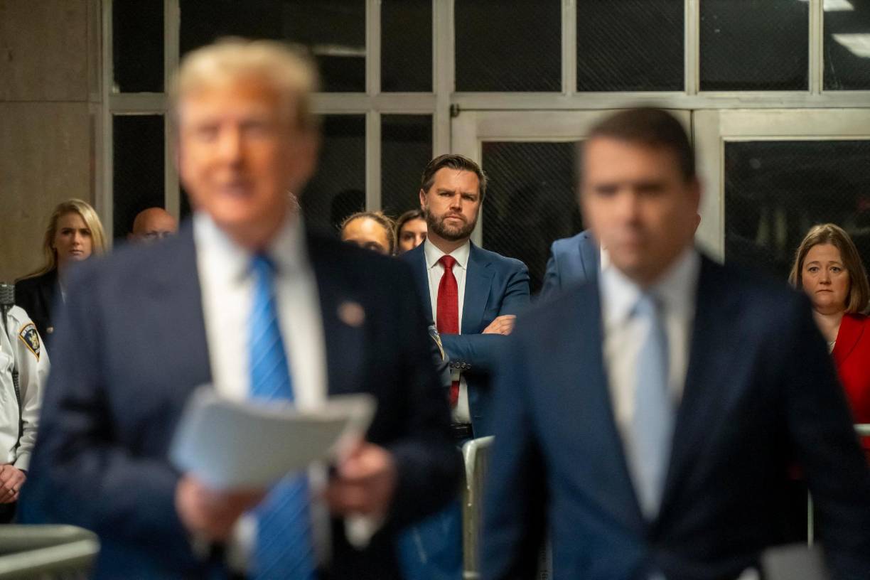 Vance acompañó al magnate durante varias de sus audiencias en el juicio en Nueva York para mostrar su respaldo al candidato republicano.