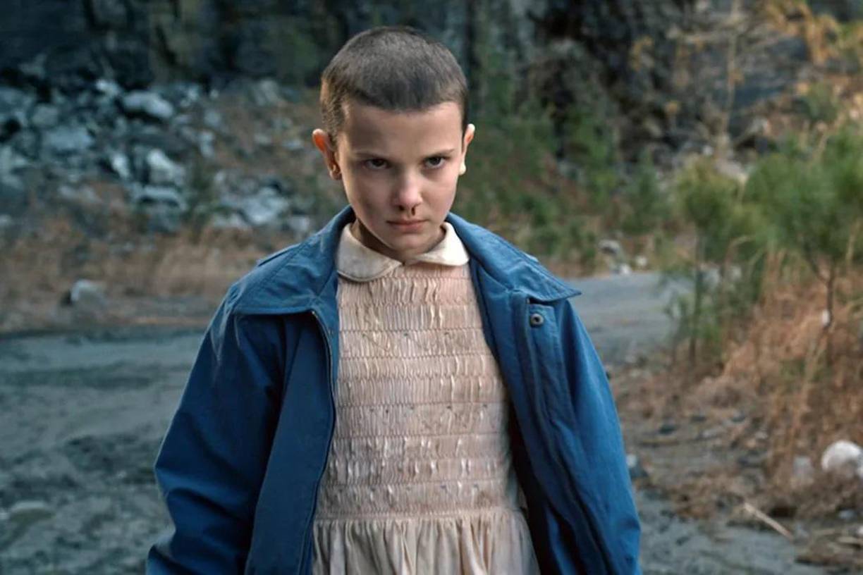 Millie Bobby Brown rompió a llorar mientras leía una carta de despedida al elenco y al equipo de “ Stranger Things ” después de su último día de rodaje en la exitosa serie de Netflix. El servicio de streaming anunció el 20 de diciembre que la producción de la quinta y última temporada de “Stranger Things” había terminado. Brown celebró la ocasión publicando una galería de fotos en las redes sociales de sus 9 años haciendo el programa. Tenía solo 11 años cuando comenzó la producción en noviembre de 2015.
