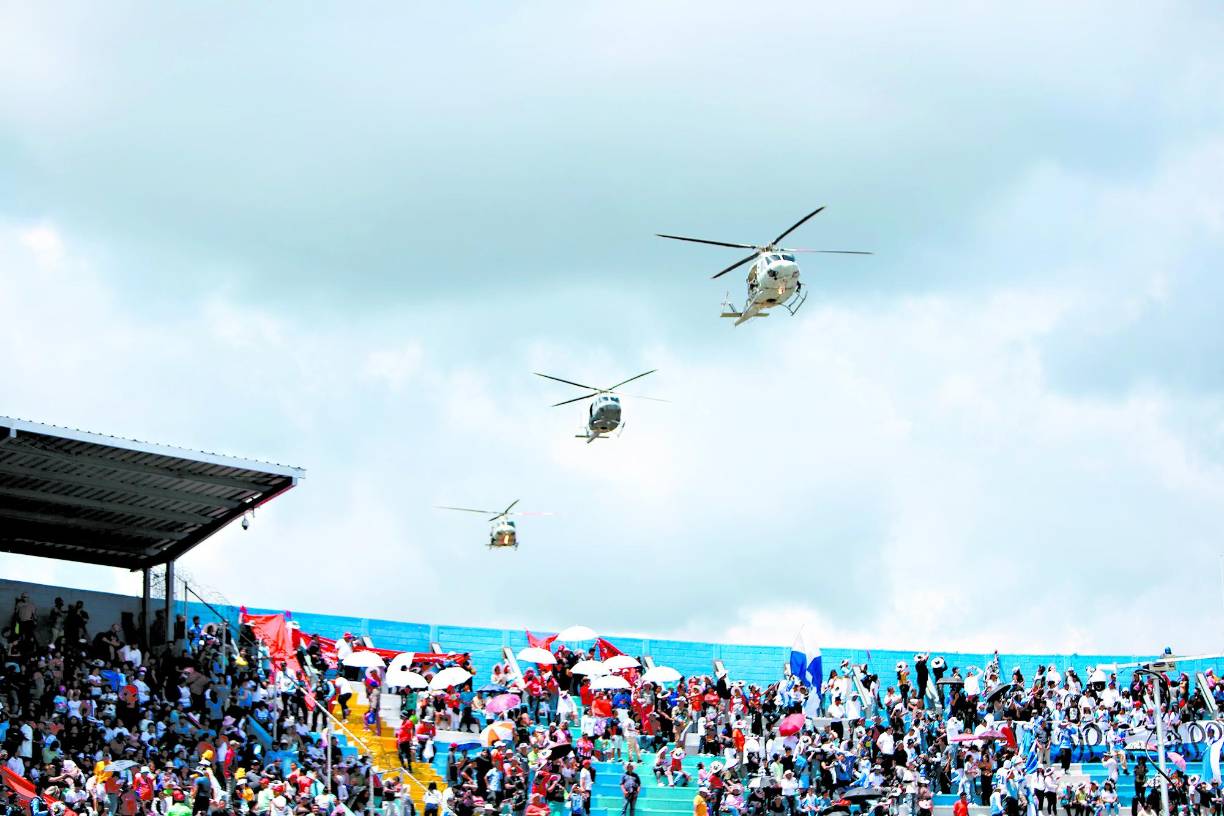 Tanto éxito tuvo cada salto que, en total, el show duró menos de 12 minutos.Al espectáculo se sumaron los aviones Tucano T-27 y Cessna 208 Caravan, los que sobrevolaron el espacio aéreo antes y durante el discurso de la presidenta Xiomara Castro. 