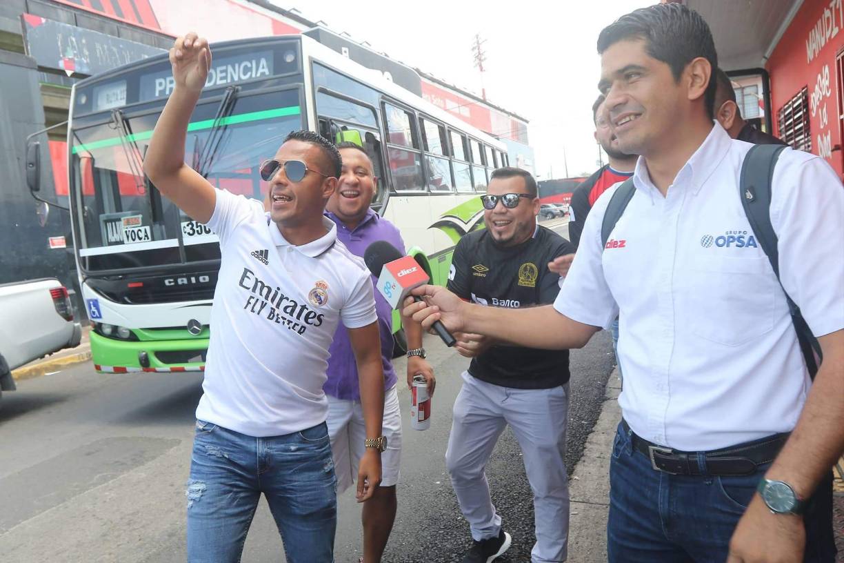 Aficionados del Olimpia se hicieron presentes en el estadio Alejandro Morera Soto para apoyar a su equipo en la gran final de la Liga Concacaf.