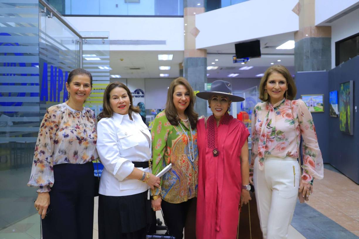 Suyapa Monterroso, Rosmery Kafie, Julita Larach, Sonia Kafati y Rosmery Canahuati