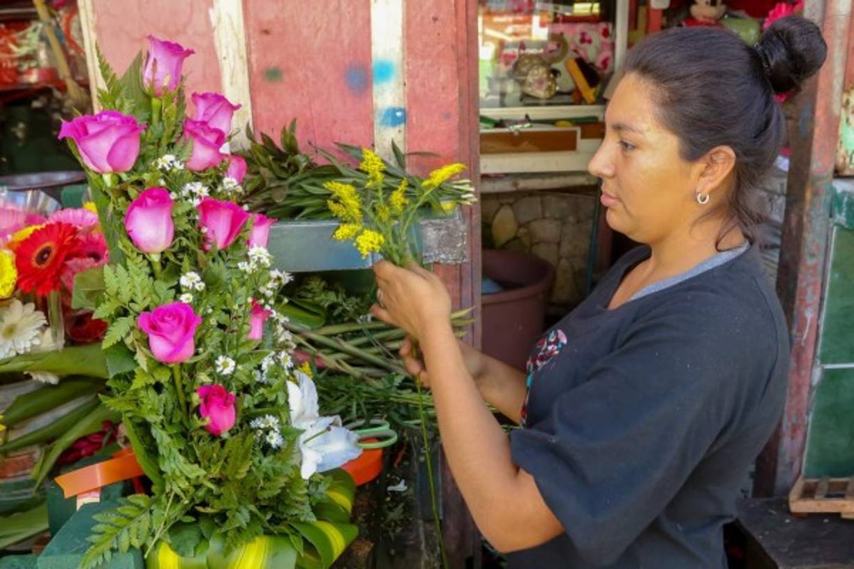 En la actualidad, la mujer aparte de trabajar, también es madre, esposa, hija, y en su mayoría ama de casa.