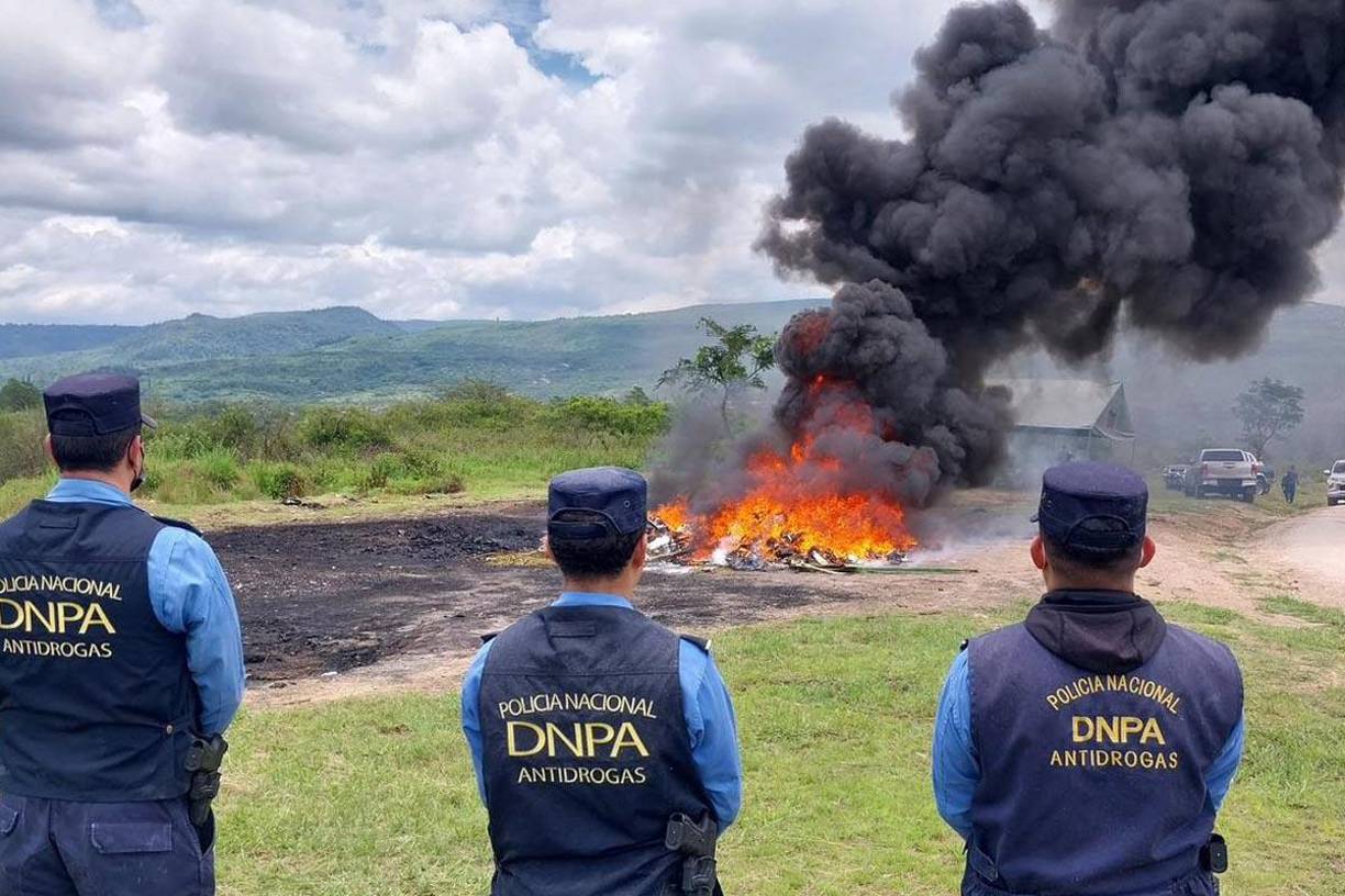 Las autoridades de Honduras también incineraron hoy 1.100 libras (500 kilos) de marihuana decomisados el 25 de junio por agentes de la Dirección Nacional Policial Antidrogas en una aldea del municipio de San Francisco, departamento caribeño de Atlántida.