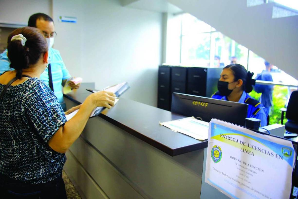 Las autoridades de Tránsito detallaron que el proceso será similar al de <a href="https://www.laprensa.hn/honduras/honduras-como-renovar-licencia-conducir-linea-JB11455738">renovación en línea.</a>