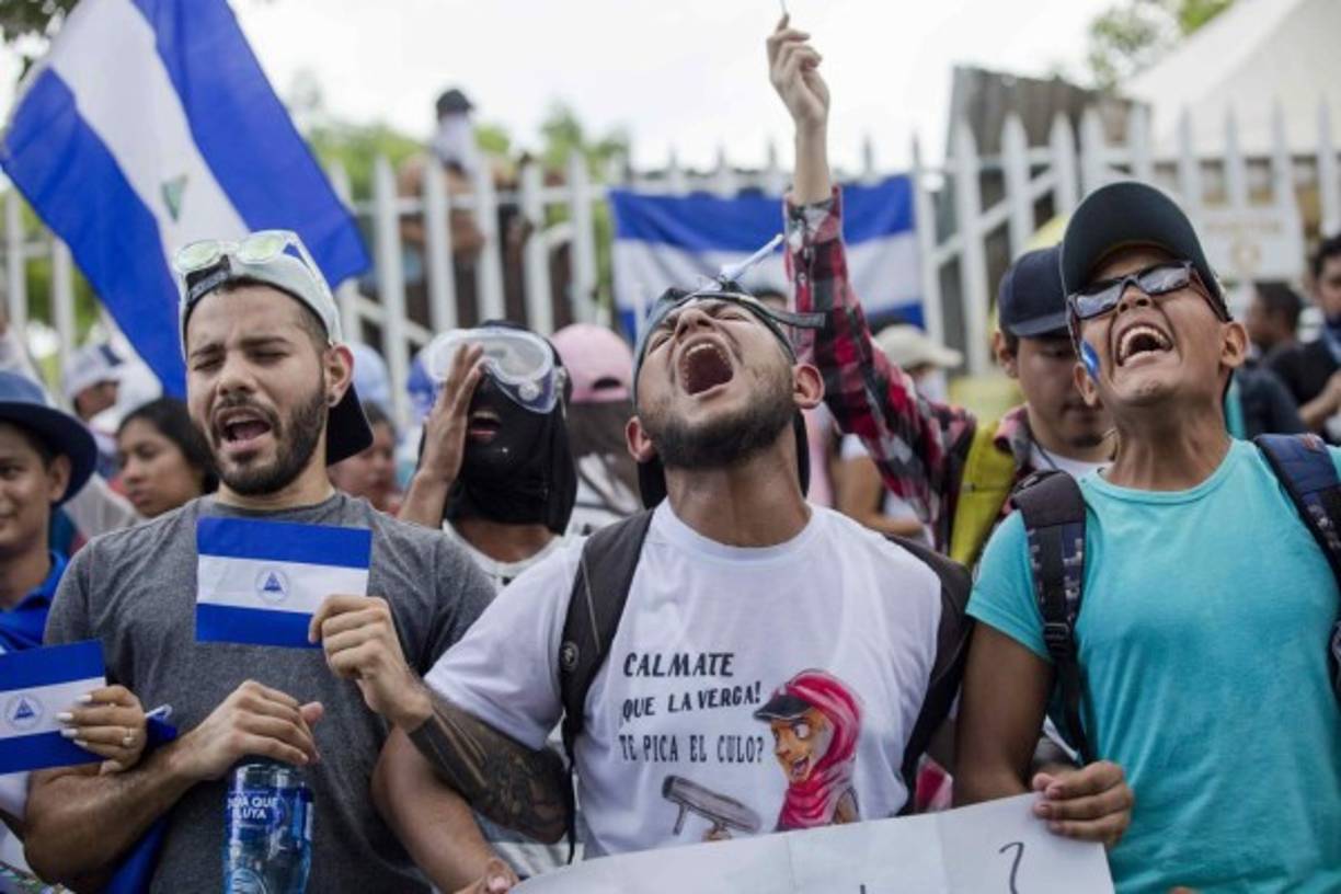 Estudiantes universitarios también salieron a las calles a protestar en la capital.
