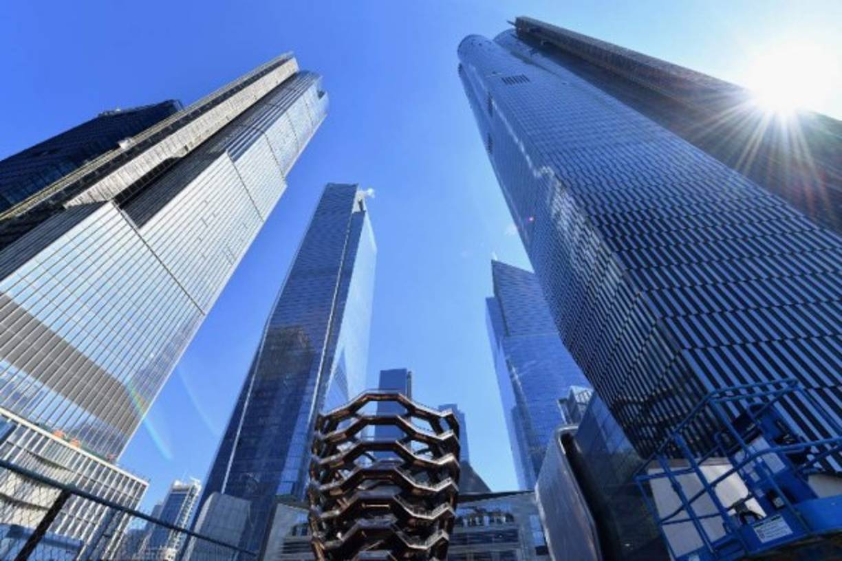 Nueva York inaugura este viernes un nuevo barrio: Hudson Yards. Se trata del mayor proyecto inmobiliario privado jamás realizado en Estados Unidos, cuenta con varios rascacielos, un centro de arte y tiendas de lujo, un modelo de innovación urbanística que enciende la controversia en un Nueva York en plena ebullición inmobiliaria.