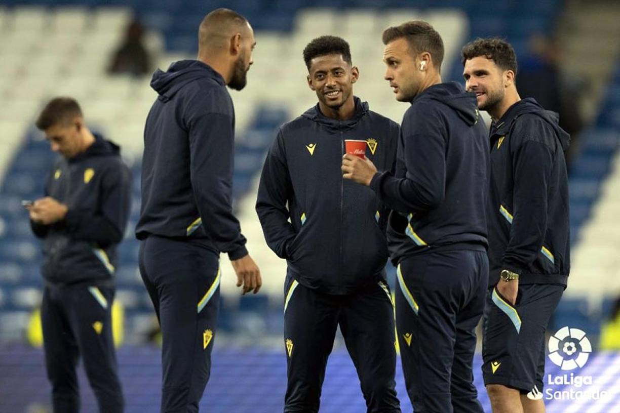 ‘Choco‘ Lozano sonriendo junto a sus compañeros del Cádiz en el Santiago Bernabéu previo al partido ante Real Madrid.