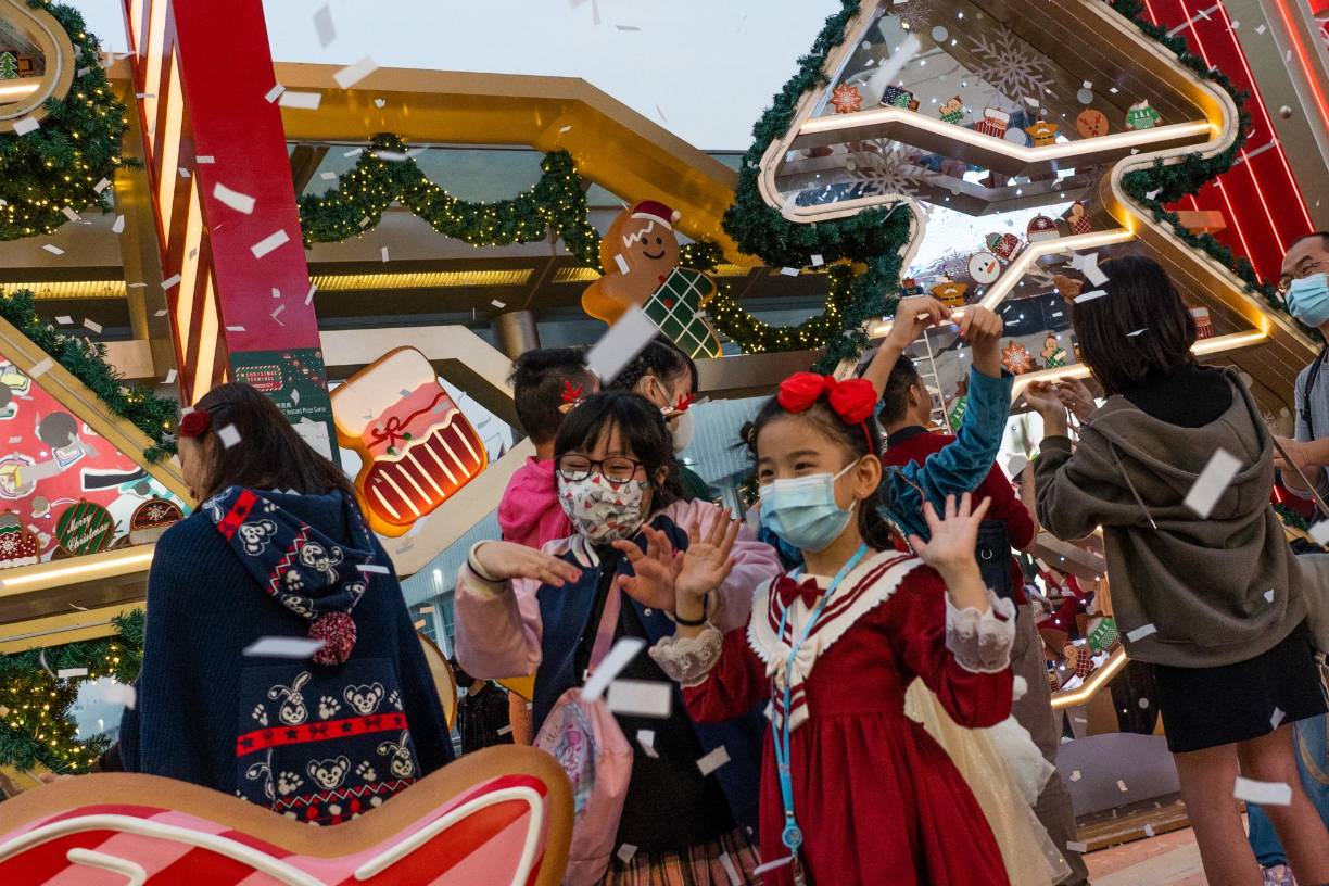 Por segundo año consecutivo, cuando las vacunas parecían ofrecer un horizonte algo más esperanzador, el repunte de contagios lanzó un jarro de agua fría para las celebraciones de Sídney a Sevilla.