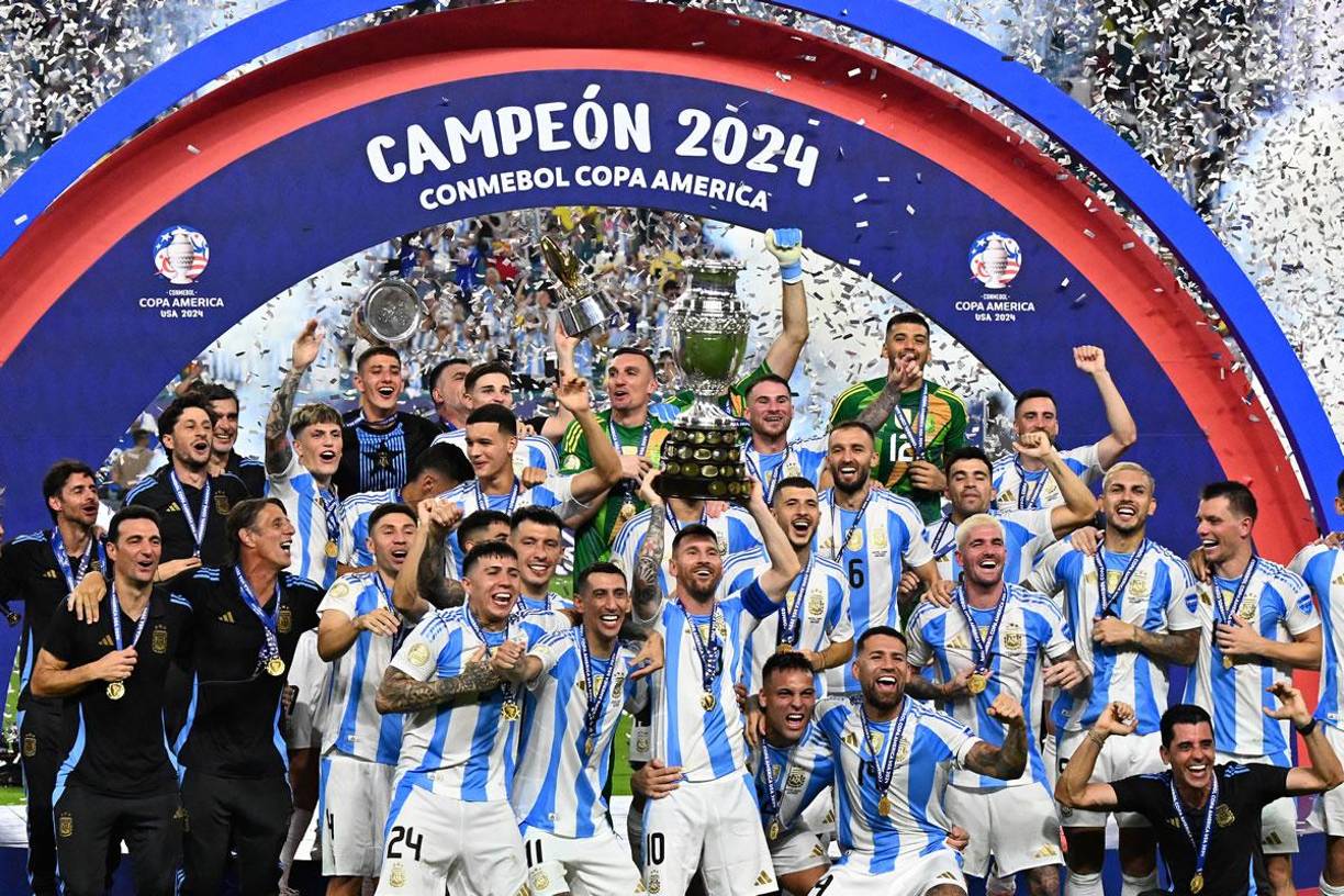 ARGENTINA (1°): La Albiceleste de Messi se convirtió en el primer equipo sudamericano que gana la Copa América, el Mundial y nuevamente el torneo continental: la Triple Corona. Los argentinos seguirían encabezando el listado con 1.901 puntos.