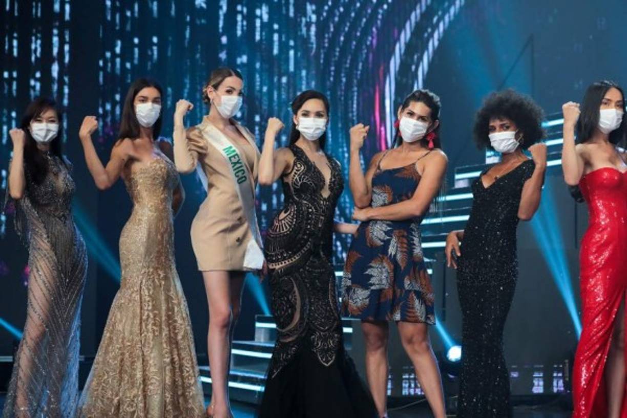 Las concursantes posaron con sus elegantes vestidos y una mascarilla.