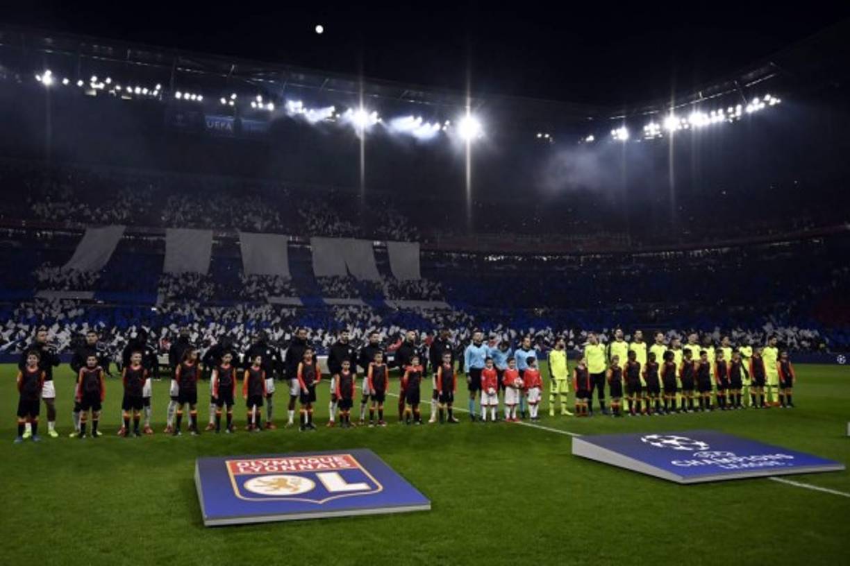 Los equipos titulares de Lyon y Barcelona en los actos protocolares del partido.