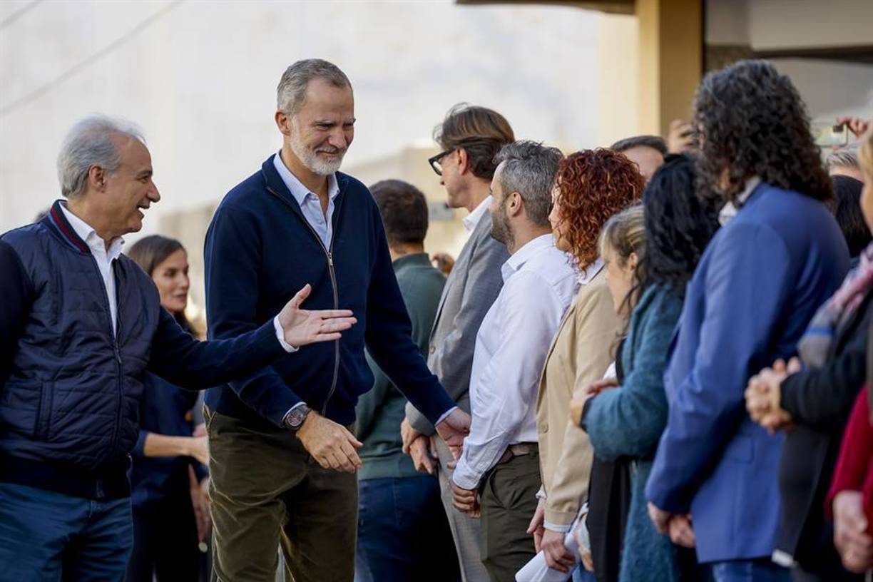 Preguntado por cómo ha recibido el afecto de los vecinos, el rey ha señalado que han sentido “cariño y gratitud” en medio de una desgracia tan terrible.