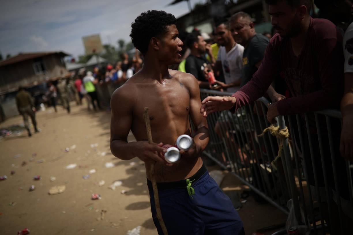 “Por ahora lo hemos manejado al nivel límite, pero límite, porque hasta para la comida a veces duele (...) que hay que darle a la mujer y a los niños, todos vienen con hambre, vienen sin dinero porque les robaron, y a veces hay 4,000 comidas y 4,000 comidas no alcanzan”, detalla. 