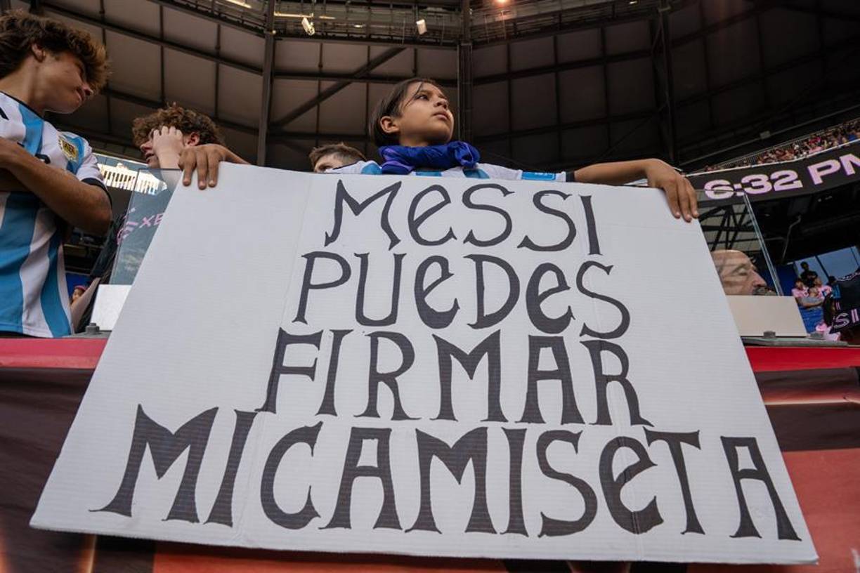 La petición al argetnino fue captada por las cámaras que no se perdieron ningún detalle. 