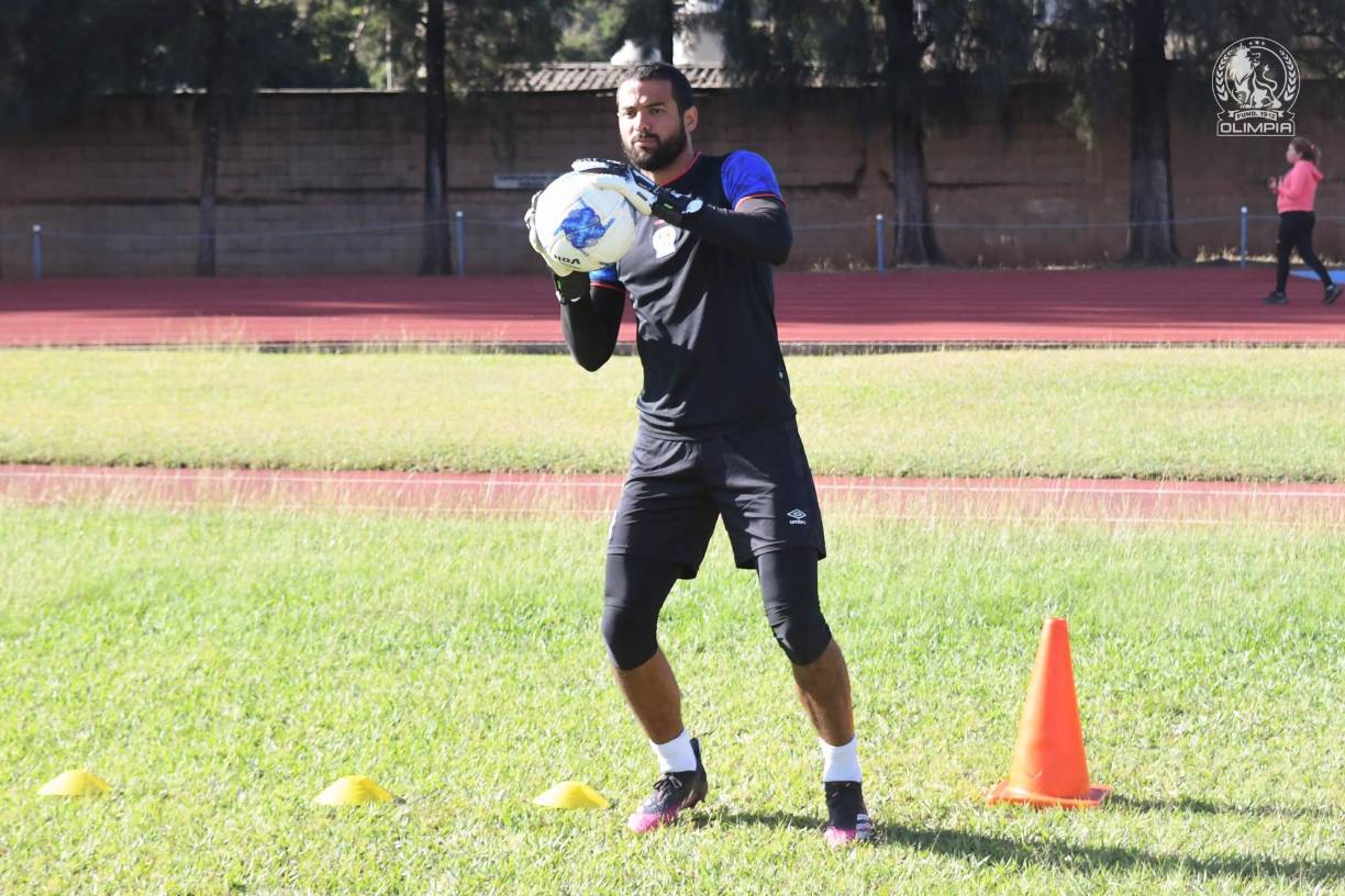 El portero Edrick Menjívar, pieza clave en el tetracampeonato del Olimpia, seguirá vinculado en el club blanco tras llegar a un acuerdo para la renovación de su contrato por un año.