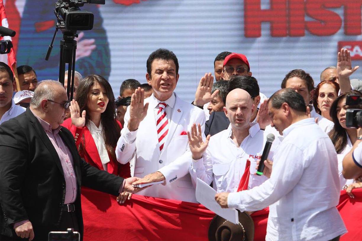 Nasralla puso su mano izquierda sobre los estatutos del Partido Liberal y con la derecha en señal de juramentación.