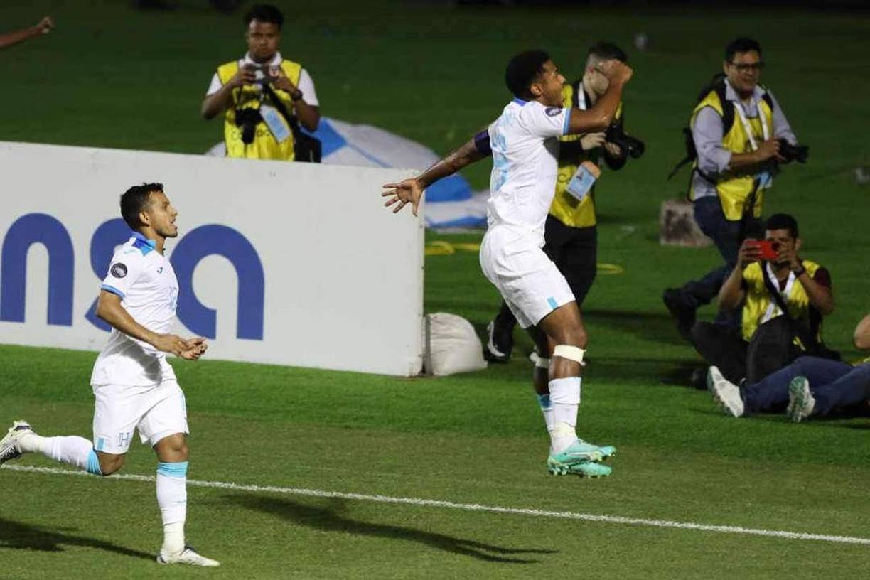 ‘Choco’ Lozano, eufórico celebrando su primer gol en esta Liga de Naciones de la Concacaf.