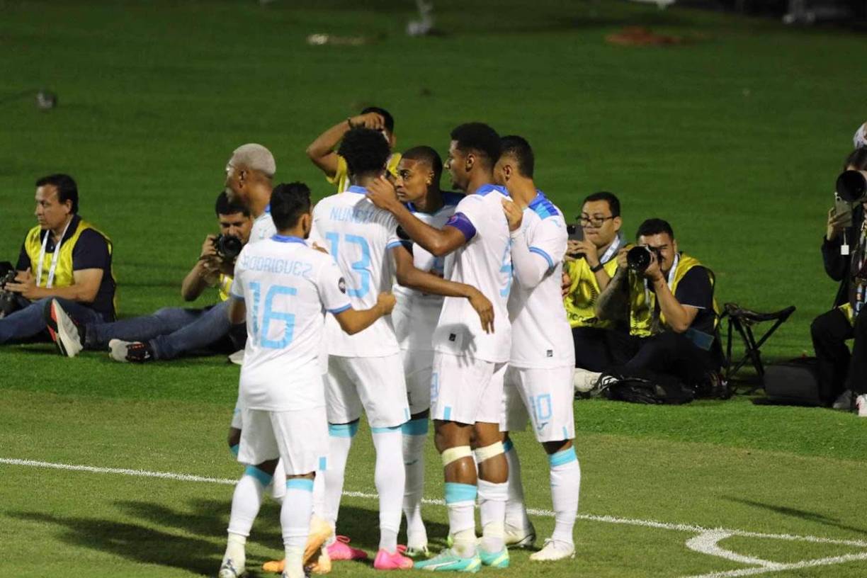 Los jugadores de la Selección de Honduras celebrando el gol del ‘Choco’ Lozano.
