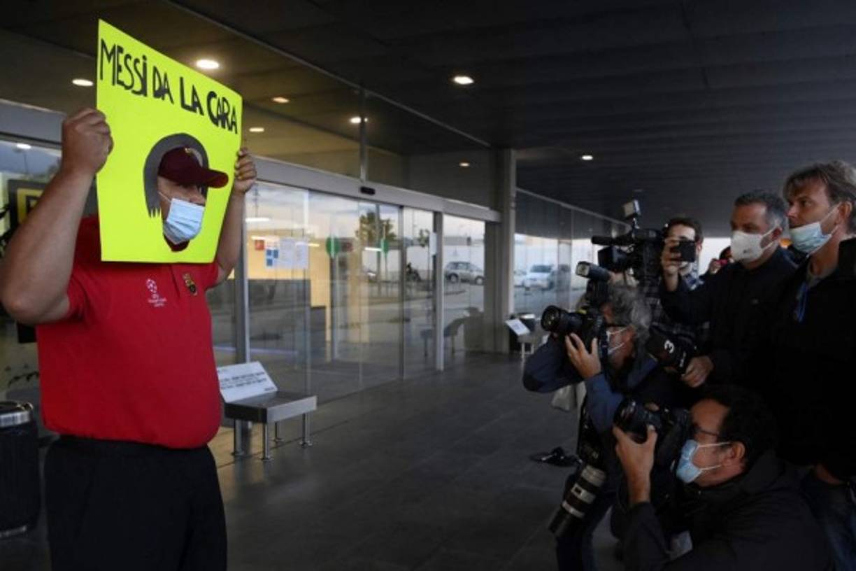 La afición del Barcelona comienza a perder la paciencia y se lo demostraron al papá de Messi al señalarle que el astro argentino debe de dar la cara y pronunciarse sobre la situación.