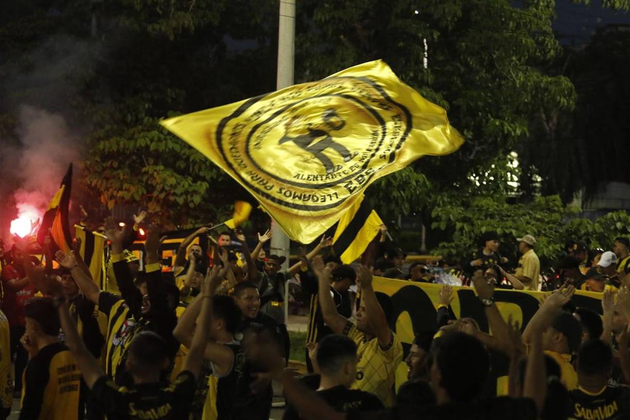 Los miembros de la Mega Barra alentaron y cantaron en apoyo al Real España.