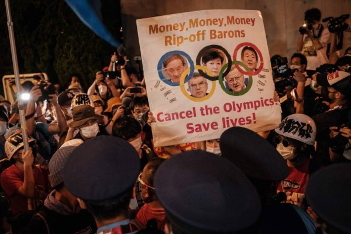 A pocas horas de que se inauguraran los Juegos Olímpicos de Tokio 2020, cientos de japoneses salieron a las calles de Tokio a protestar contra la celebración del evento deportivo, informaron medios locales.