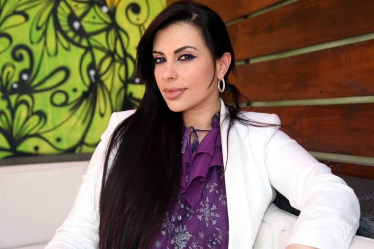 Karla tiene 40 años y lleva 23 años de casados, es madre de dos hijos de 22 y 20 años.