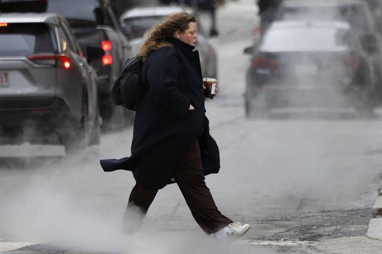 Las autoridades instaron a los residentes a tomar precauciones para protegerse del frío extremo y evitar la exposición prolongada al aire libre. Han aconsejado a los residentes limitar los viajes no esenciales y prepararse para posibles interrupciones en el suministro eléctrico debido al peso de la nieve en las líneas eléctricas.