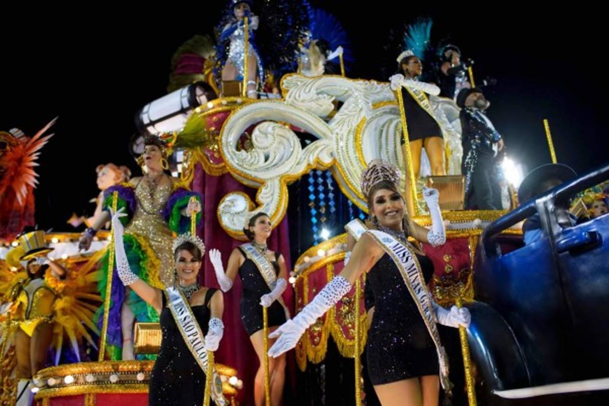 La escuela Paraíso de Tuitui ironizó también al actual Gobierno con un chivo con la banda presidencial, en una referencia al mandatario ultraderechista de Brasil, Jair Bolsonaro, y criticó su mensaje armamentista invitando a poner flores en vez de balas en las armas de fuego.