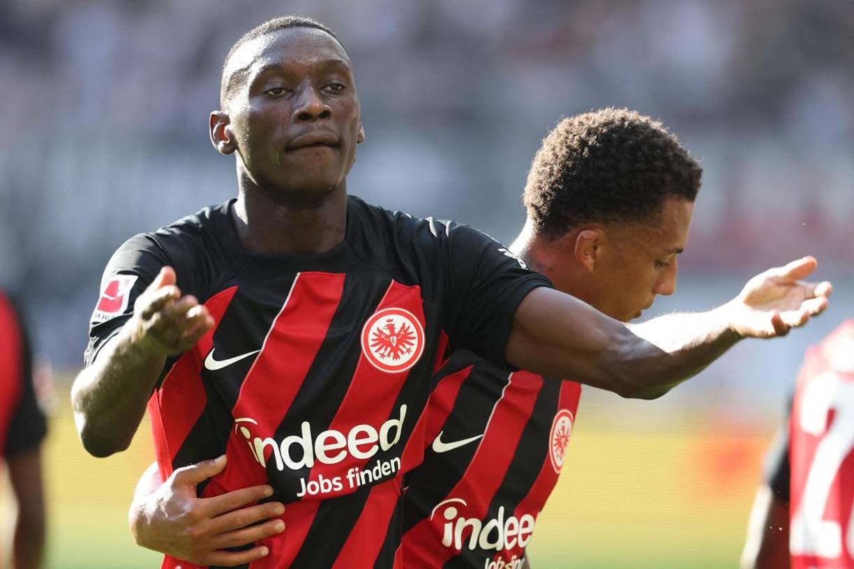 Según informa Sky, el PSG ha presentado una primera oferta formal de 65 millones de euros por Kolo Muani. El delantero francés quiere unirse al equipo parisino, pero desde Qatar no están dispuestos a llegar a los 100 millones que pide el Eintracht Frankfurt, club que rechazó dicha propuesta.