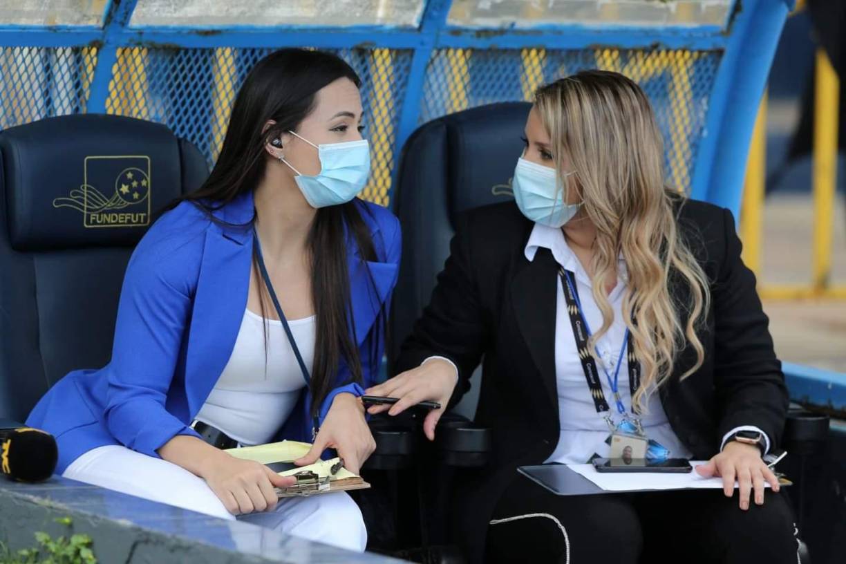Isabel Zambrano y Tanya Rodríguez, dos de las bellas periodistas de Televicentro, charlando previo a la final en el Nacional.