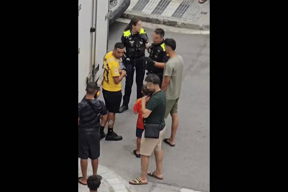Un video de cámara de seguridad muestra a Mounir discutiendo con otras personas. La disputa no fue a mayores, pero ya de noche tres hombres lo apuñalaron por sorpresa en un parqueo.