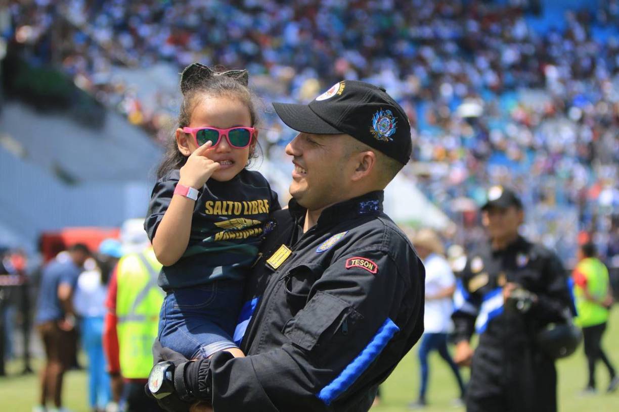 A otro de los paracaidistas se le vio llevar entre sus brazos a su tierna hija para demostrarle la valentía con que su padre logró hacer la caída libre.