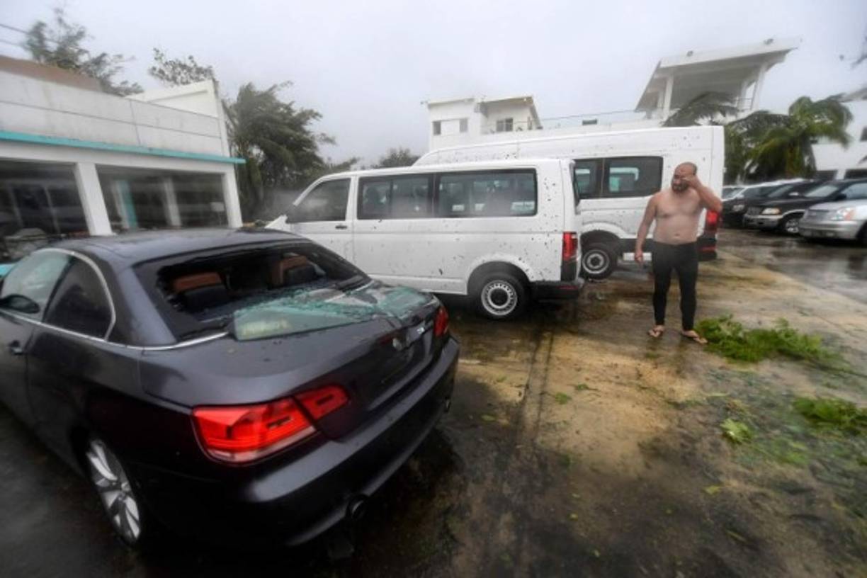 El ciclón, que llegó a ser de categoría cuatro, entró al amanecer por la Península de Yucatán, cerca de la ciudad de Puerto Morelos, entre los balnearios turísticos de Cancún y Playa del Carmen, según el Centro Nacional de Huracanes, con sede en Miami.