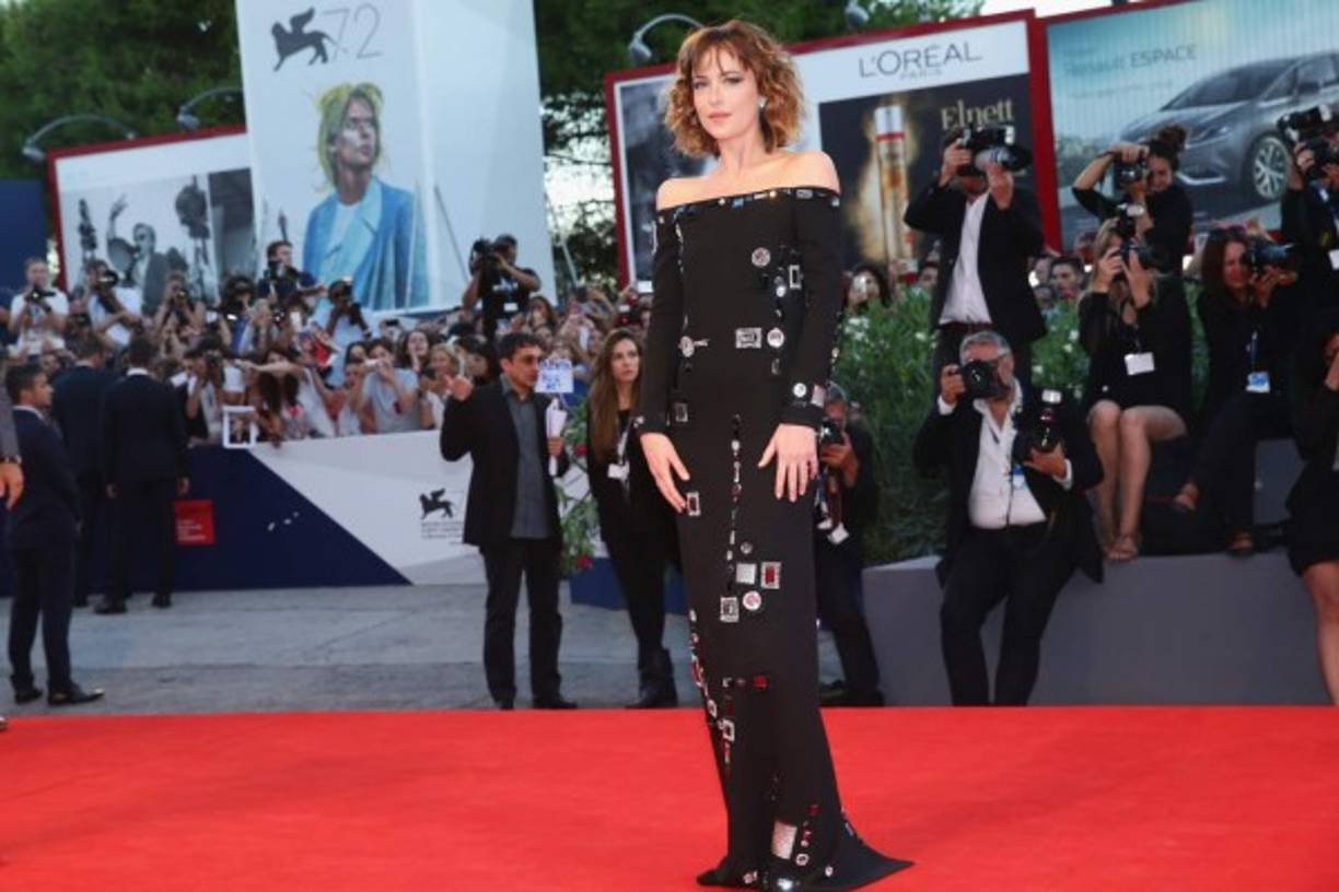 Dakota Johnson conquistó con su mirada y figura el festival de cine más viejo del mundo.