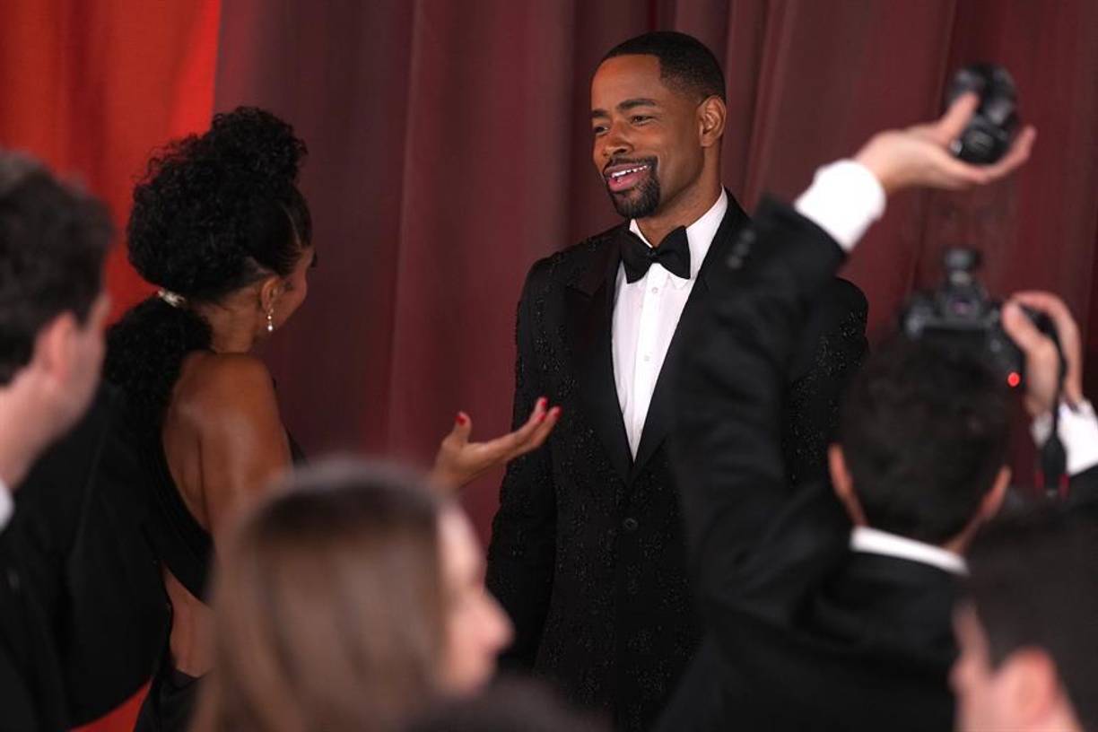 Jay Ellis en su arribo a la alfombra champagne.