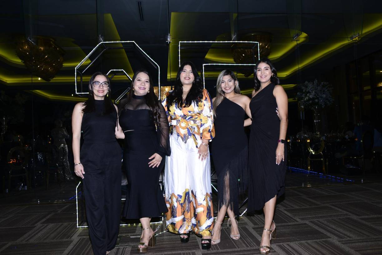 Oneida Hernández, Iris Cáceres, Chelsea Rodríguez, Ashley Cruz y Keren Santos