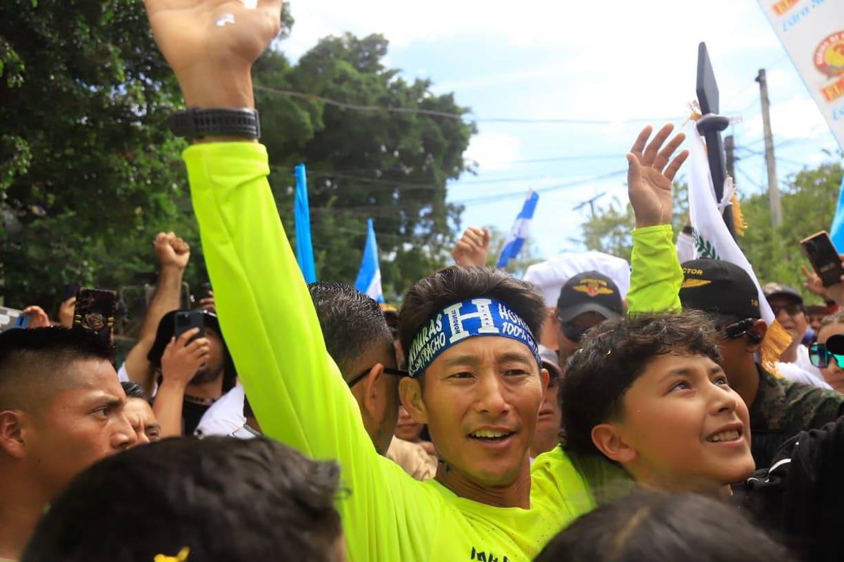 Fujiyama cruzó la frontera de El Poy, entre Honduras y El Salvador, portando con orgullo el pabellón hondureño, acompañado de las banderas de Japón, México, Guatemala y El Salvador. Este gesto refleja su respeto por cada país visitado y su anhelo de unir culturas a lo largo de su travesía. 