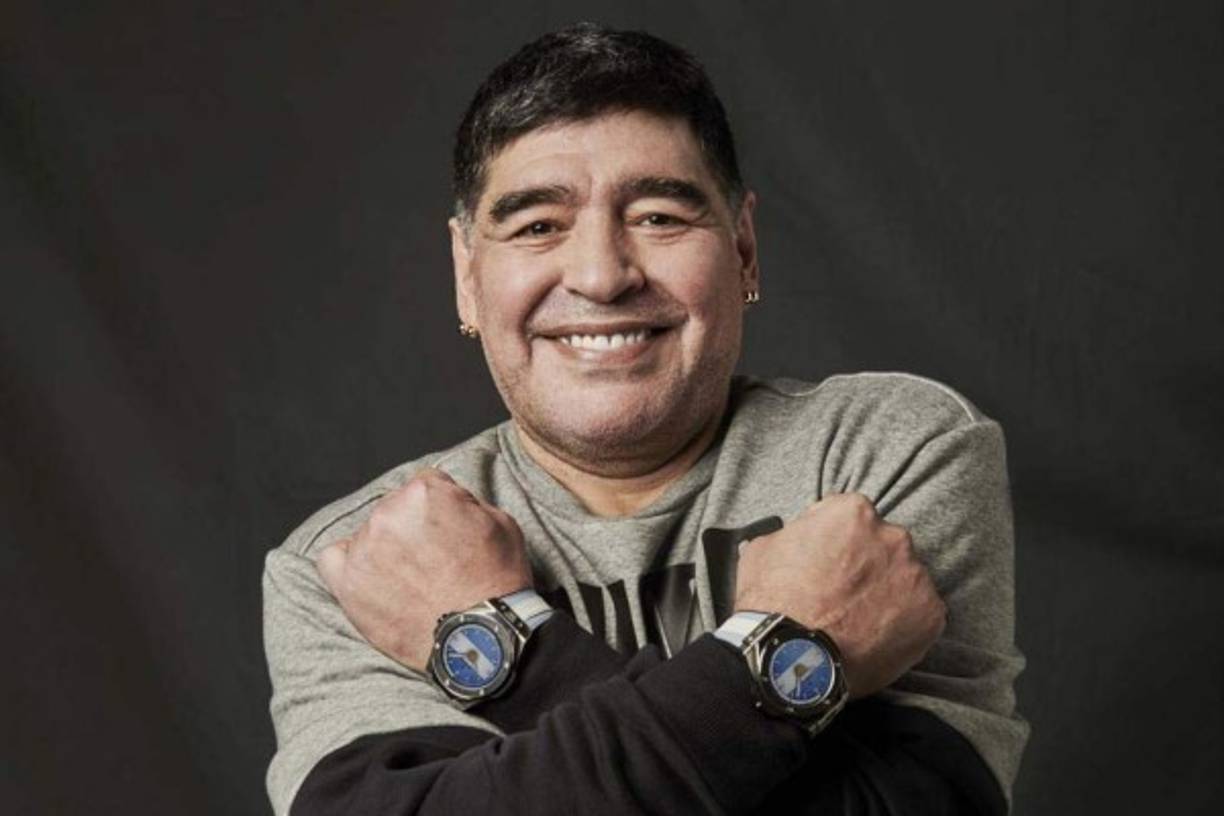 Uno de los premios de Maradona a sus futlistas es la entrega de relojes. En su primer encuentro, la estrella del partido fue Vinicio Angulo, quien realizó un hat-trick en la victoria por 4-1 contra Cafetaleros de Tapachula, por lo que el director técnico argentino le dio un reloj costoso.