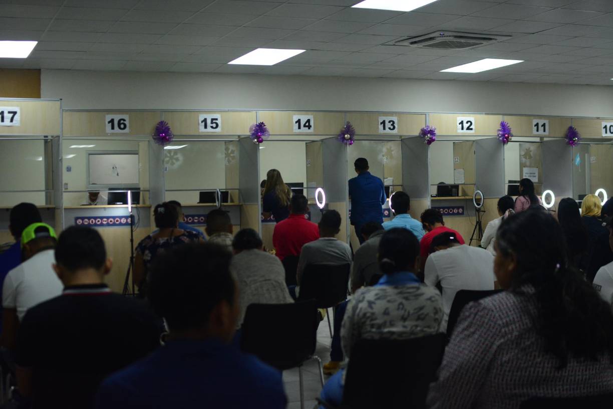 Los mayores de 21 años solo deben presentar la cita del banco, la cédula original y copia. Los menores de 21 años deben llegar con sus dos padres, quienes deben portar su DNI, presentar la tarjeta de identidad o partida de nacimiento original y de emisión reciente en caso de ser menor de 18 años y el recibo de pago.
