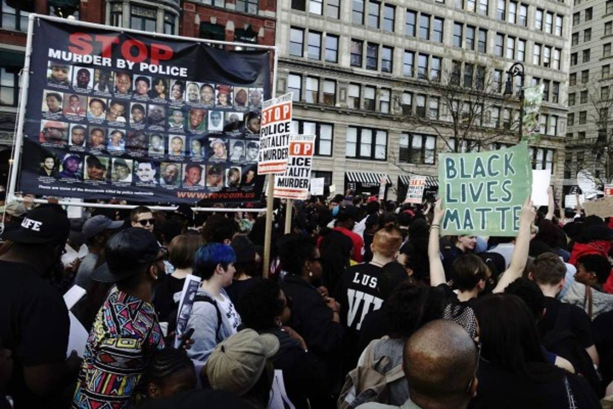 Los actos de Nueva York recuerdan las protestas que se desarrollaron en la ciudad a raíz de la muerte de otro afroamericano, Eric Garner, que pereció asfixiado el 17 de julio pasado cuando era detenido por la Policía.