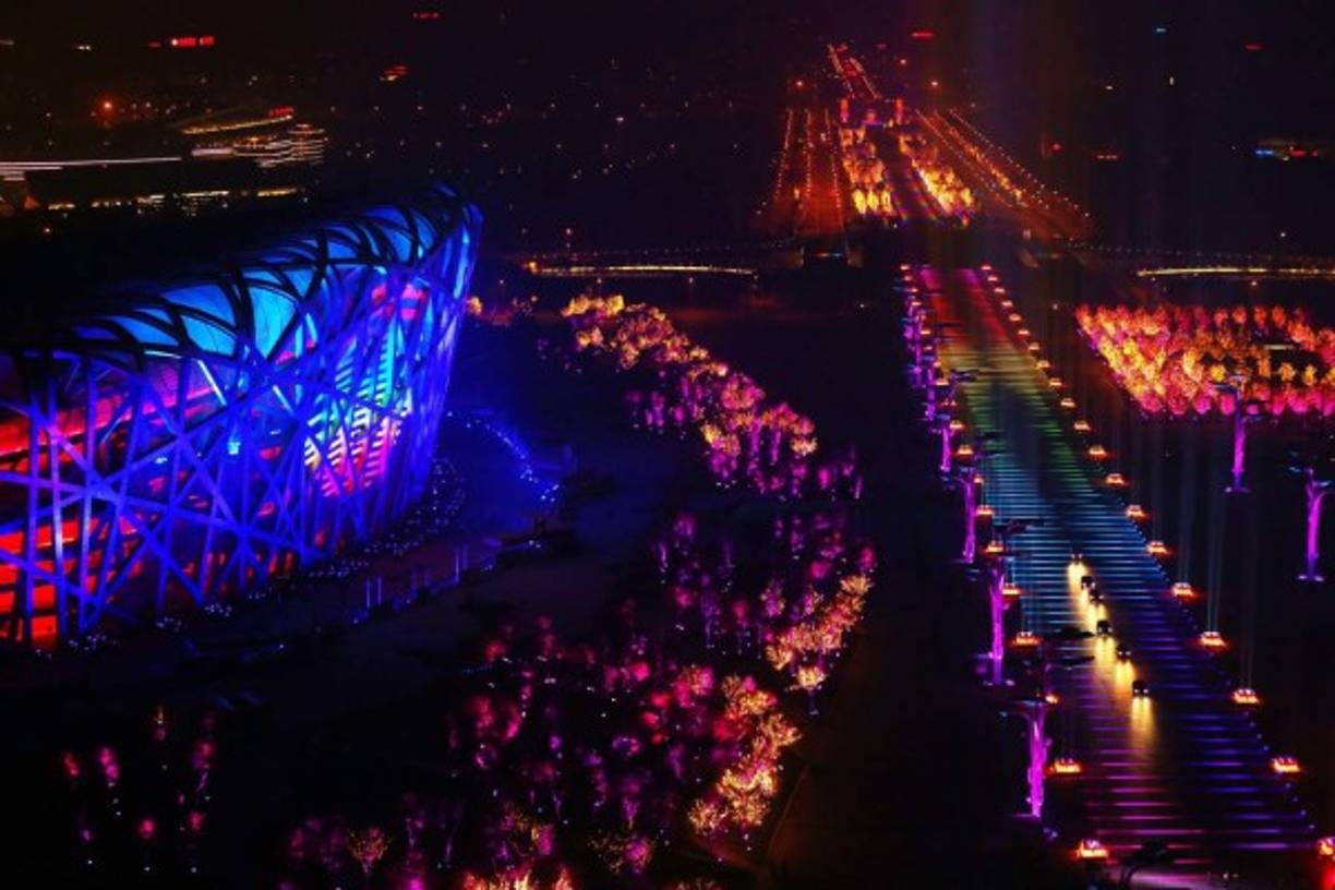 La ceremonia de apertura de la cumbre buscó marcar de nuevo la confianza en sí mismo del gigante asiático, retomando los temas estéticos de los Juegos Olímpicos de 2008, que marcaron de alguna forma su explosión mundial.