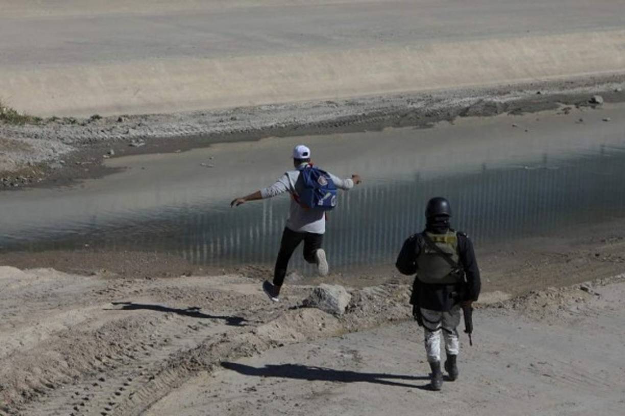 Pese a suavizar varias medidas migratorias de la denominada política 'tolerancia cero' de Trump, Biden ha pedido a los migrantes que no viajen a EEUU aseverando que 'la situación en la frontera no ha cambiado y no serán admitidos en el país'.