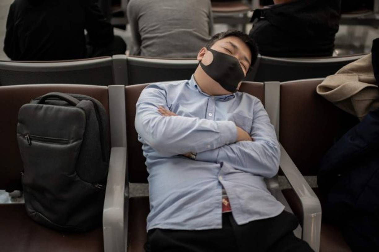 El virus pertenece a una cepa desconocida hasta ahora de coronavirus, una familia de patógenos que abarca desde resfriados comunes hasta el Síndrome Respiratorio Agudo Severo (SARS), que mató a 349 personas en China continental y a 299 en Hong Kong en 2002 y 2003.