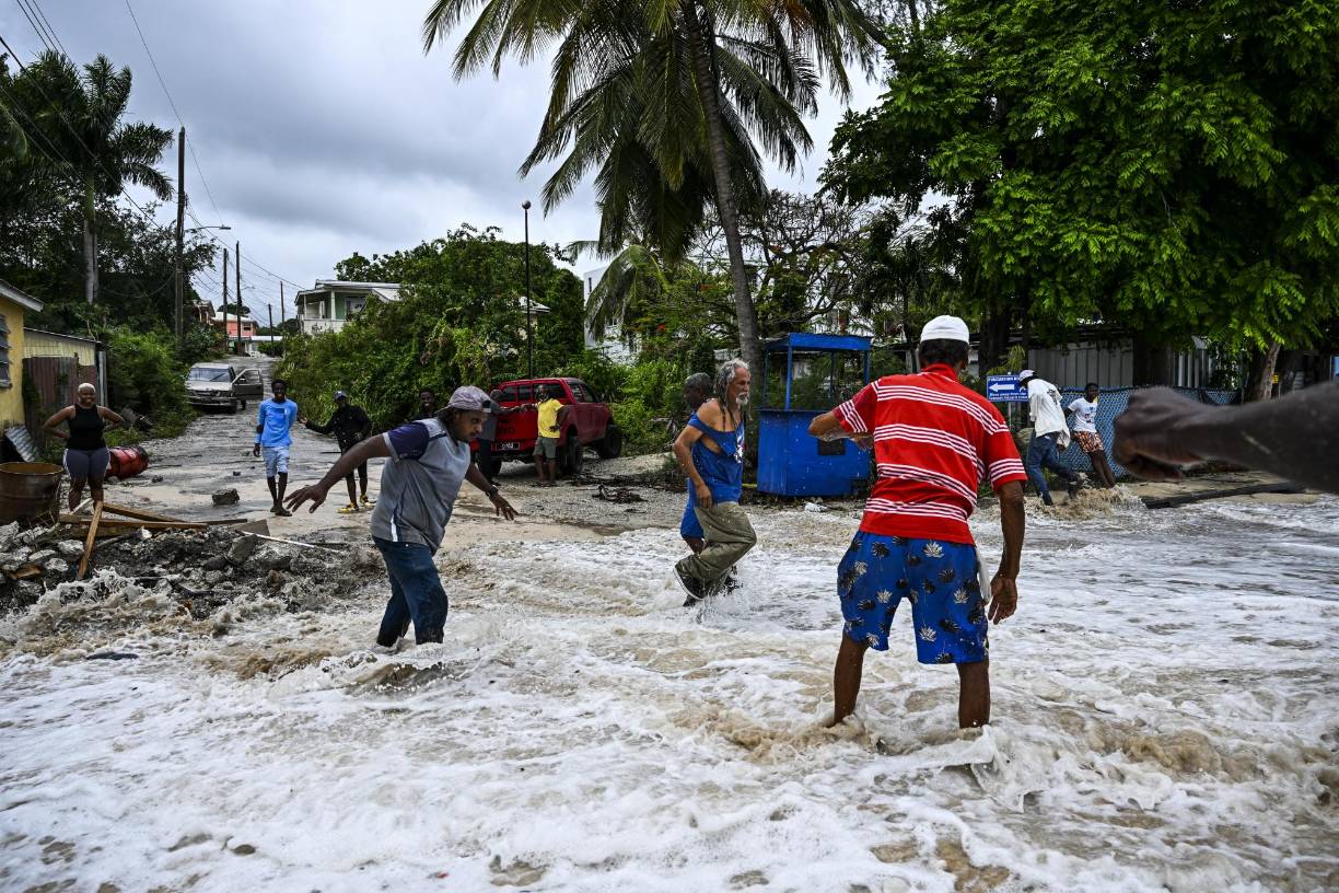 Vídeos de los medios locales vienen mostrando el impacto de vientos muy potentes, en particular en Barbados, la más oriental de las Islas de Barlovento (archipiélago de las Antillas menores), donde se espera que el huracán se haga sentir con fuerza en la jornada.