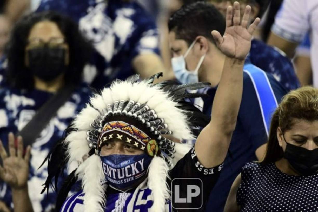 Este aficionado salvadoreño y su peculiar atuendo para apoyar a El Salvador.