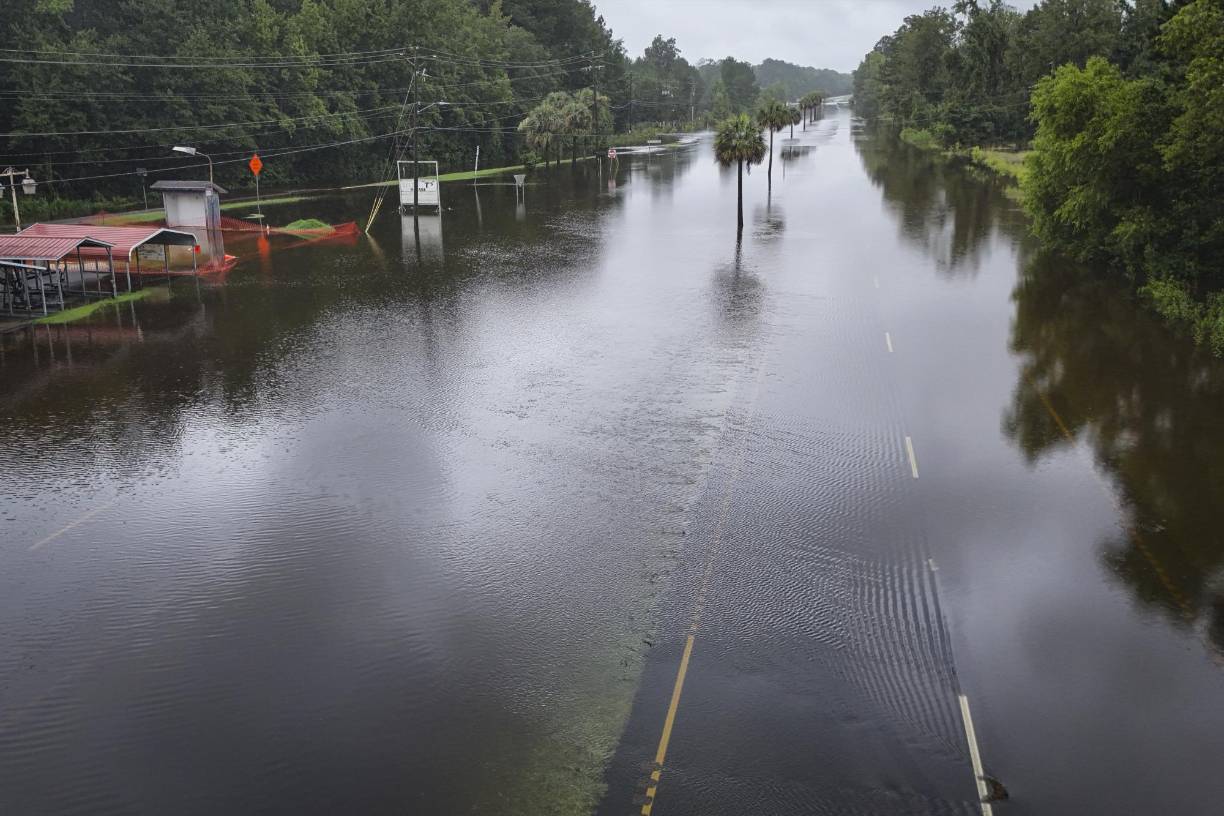 Las Carolinas (Norte y Sur) y Georgia se mantienen hoy bajo estado de emergencia y sus gobernadores han pedido a la población extremar precauciones, en vista de que pueden registrarse inundaciones inéditas.
