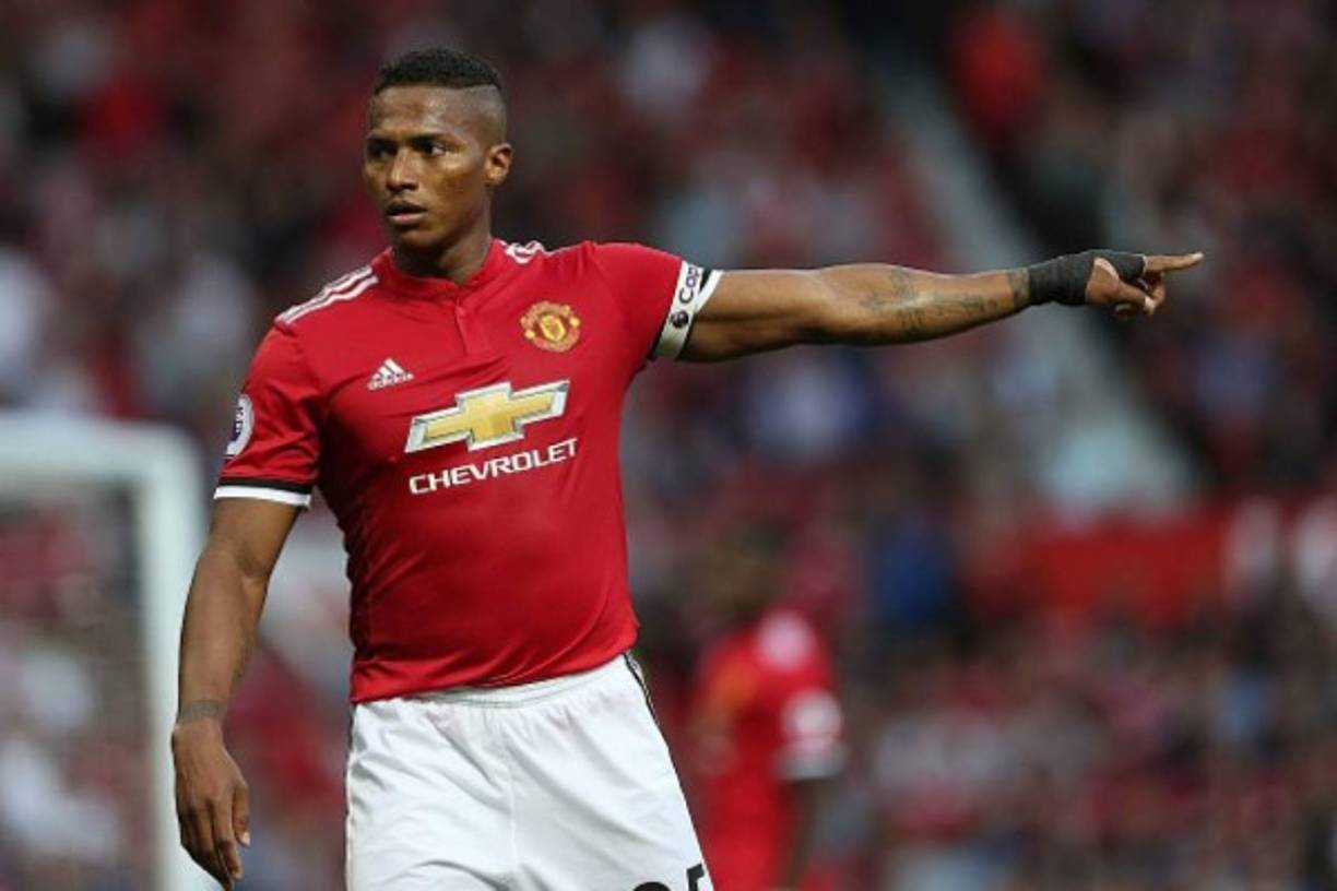 Antonio Valencia - El ecuatoriano optó por la estética. Con su primer salario decidió cambiar su imagen y parecer un poco atractivo.