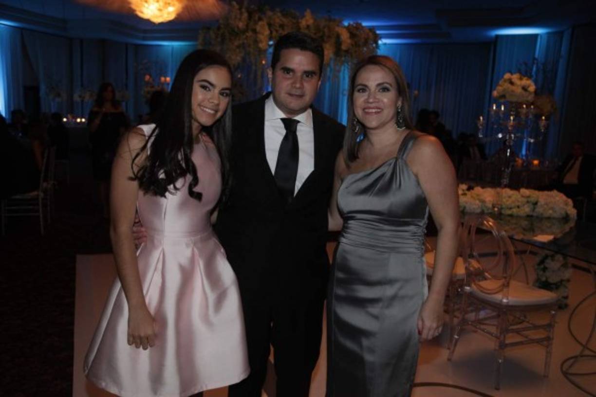 Isabella, Ricardo y Ninous Bahr.